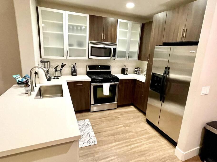 Cozy 2 Bedroom 2 Bathroom Condo with Pool, Gym, Spa