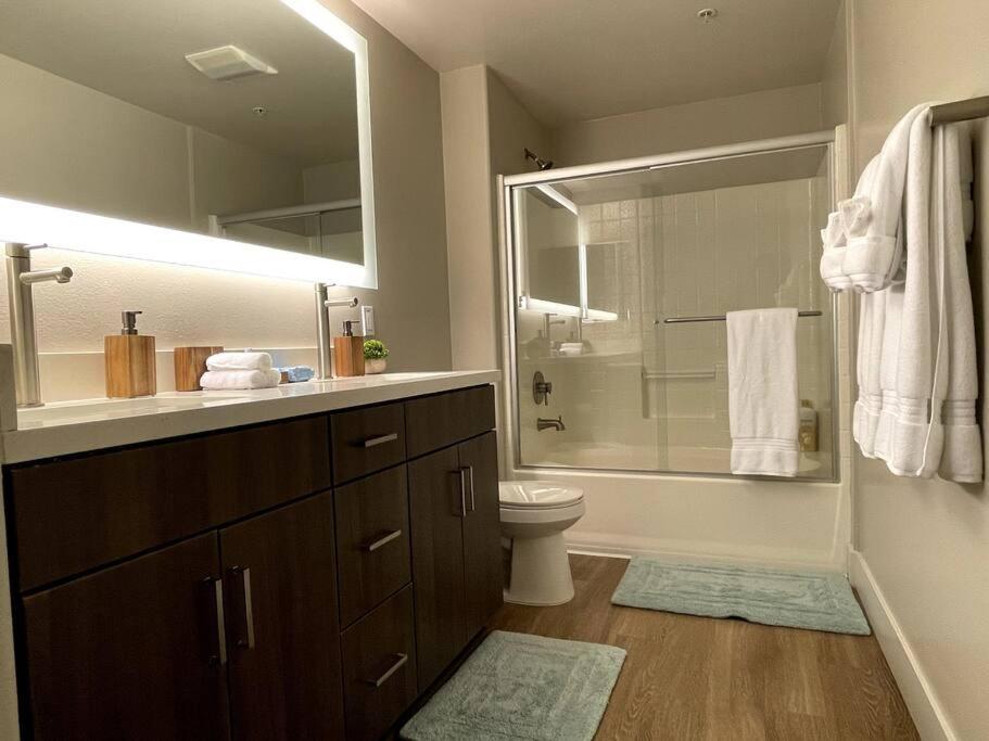 Cozy 2 Bedroom 2 Bathroom Condo with Pool, Gym, Spa