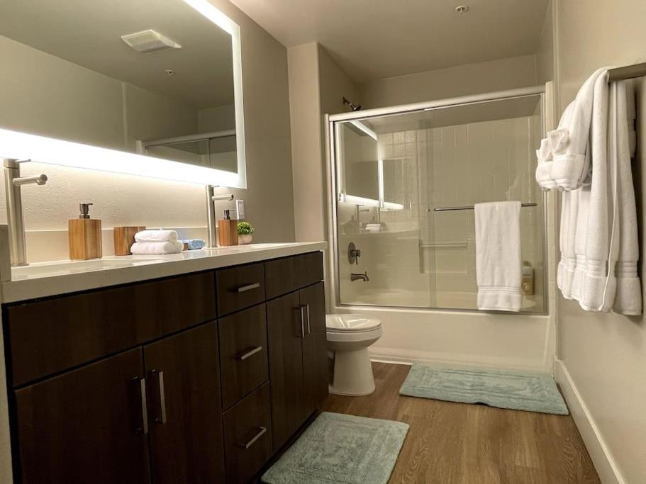 Cozy 2 Bedroom 2 Bathroom Condo with Pool, Gym, Spa