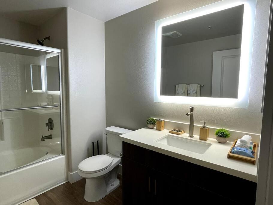 Cozy 2 Bedroom 2 Bathroom Condo with Pool, Gym, Spa