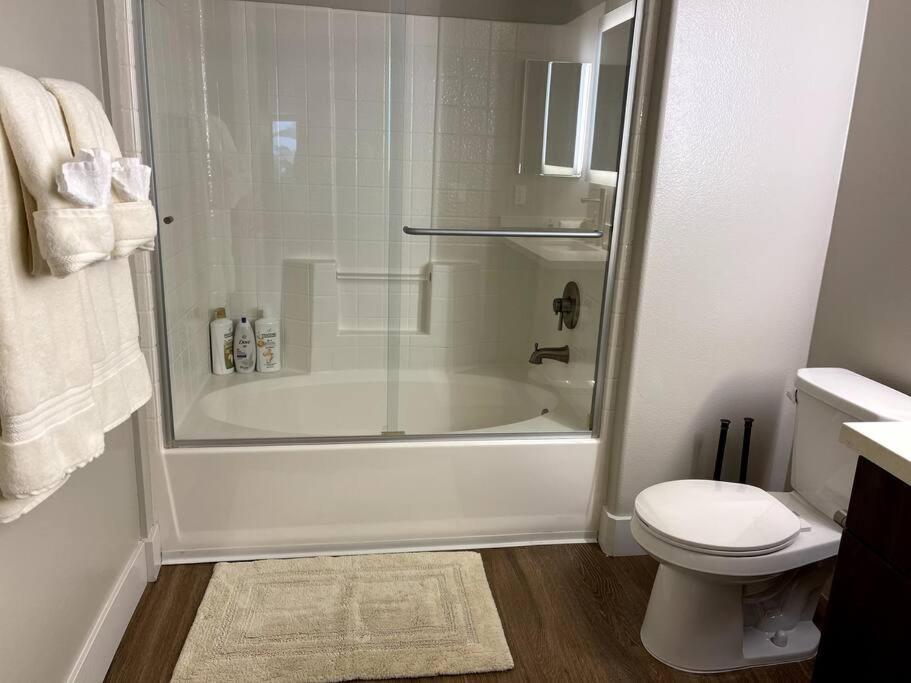 Cozy 2 Bedroom 2 Bathroom Condo with Pool, Gym, Spa