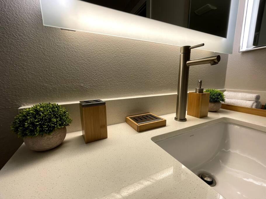 Cozy 2 Bedroom 2 Bathroom Condo with Pool, Gym, Spa