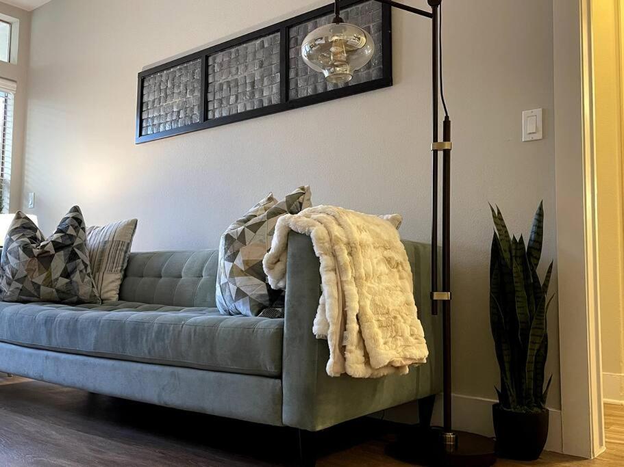 Cozy 2 Bedroom 2 Bathroom Condo with Pool, Gym, Spa