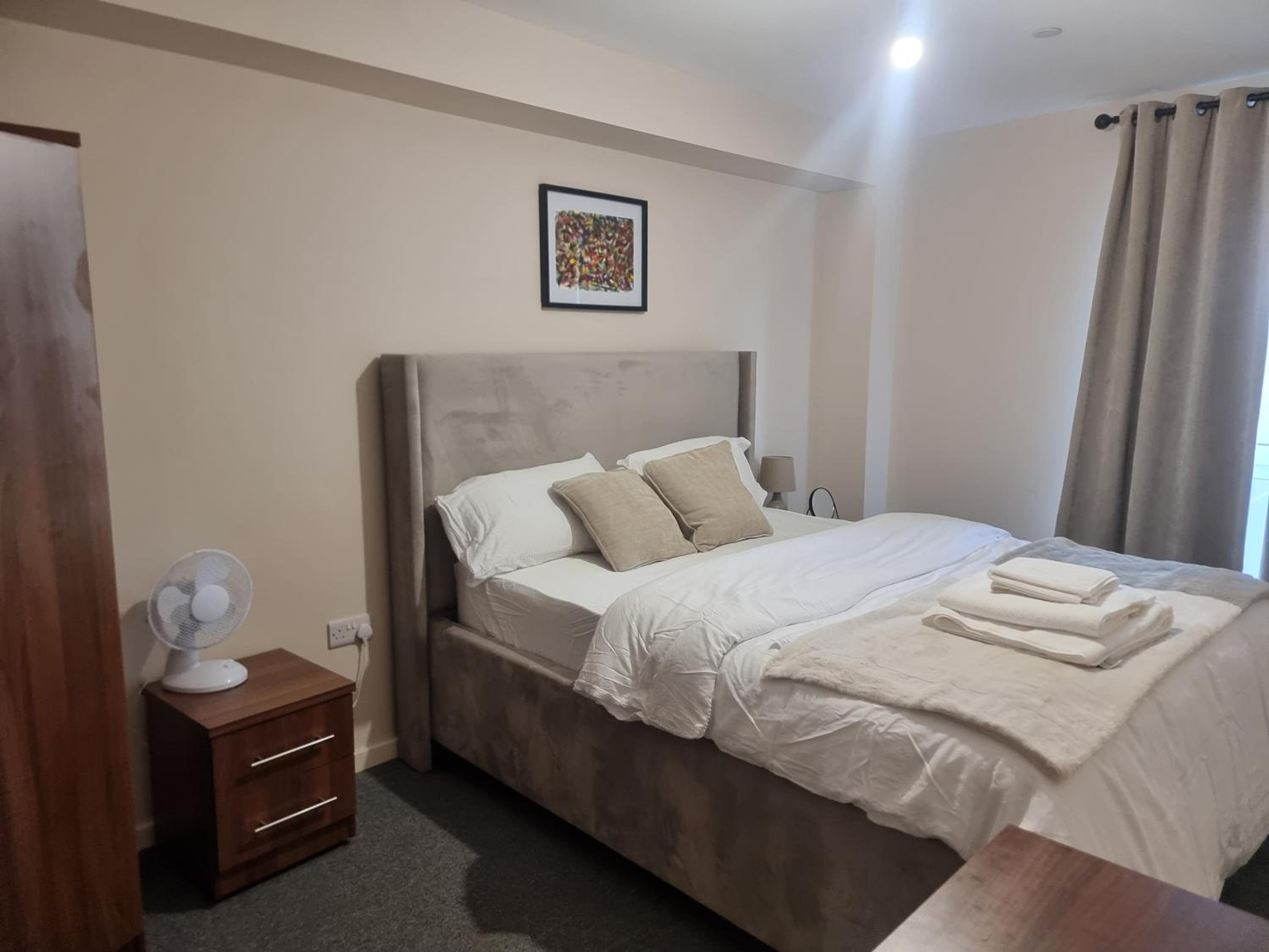 Entire 2 Bedroom and 2 Bathroom Apartment in Manchester City -Free underground Parking