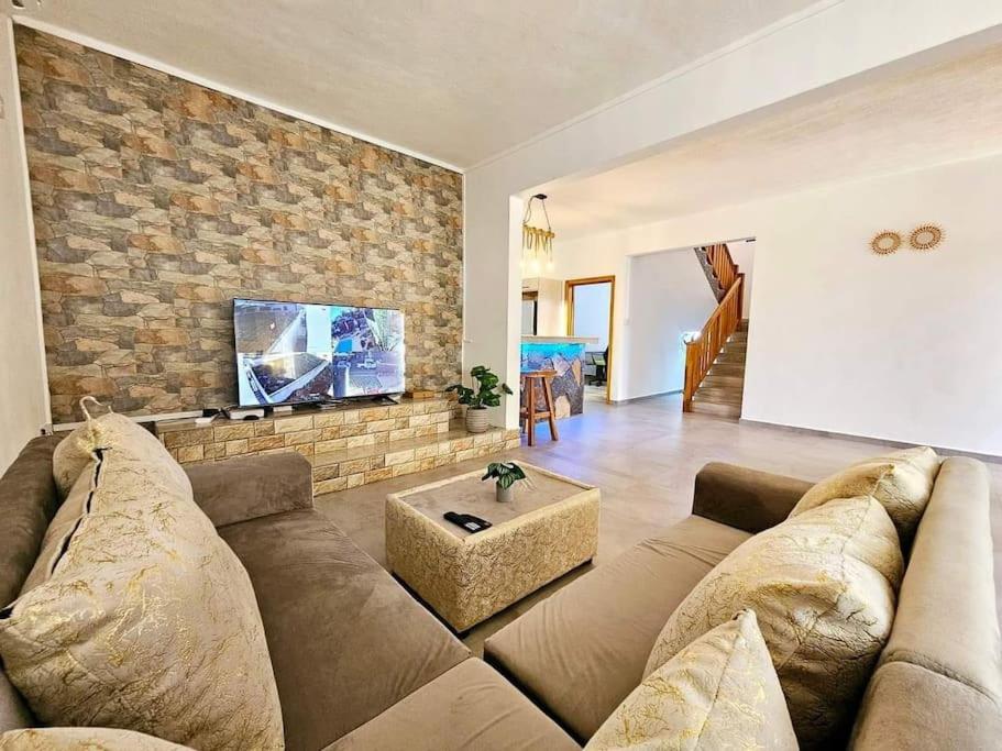 Spacious 4 Bed Villa with BBQ, Pool & Parking Grand Baie view 3