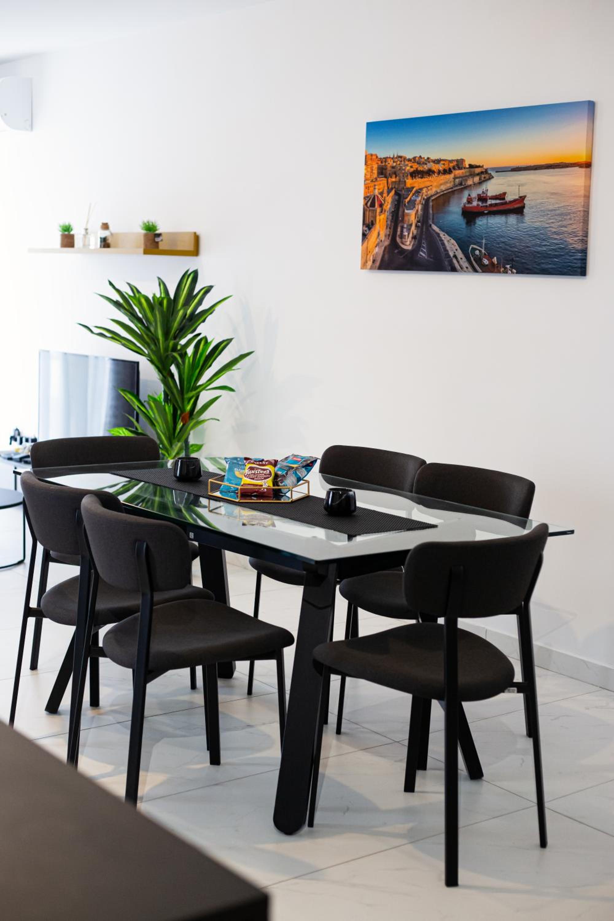 Modern Hennessy Apartment photo 5