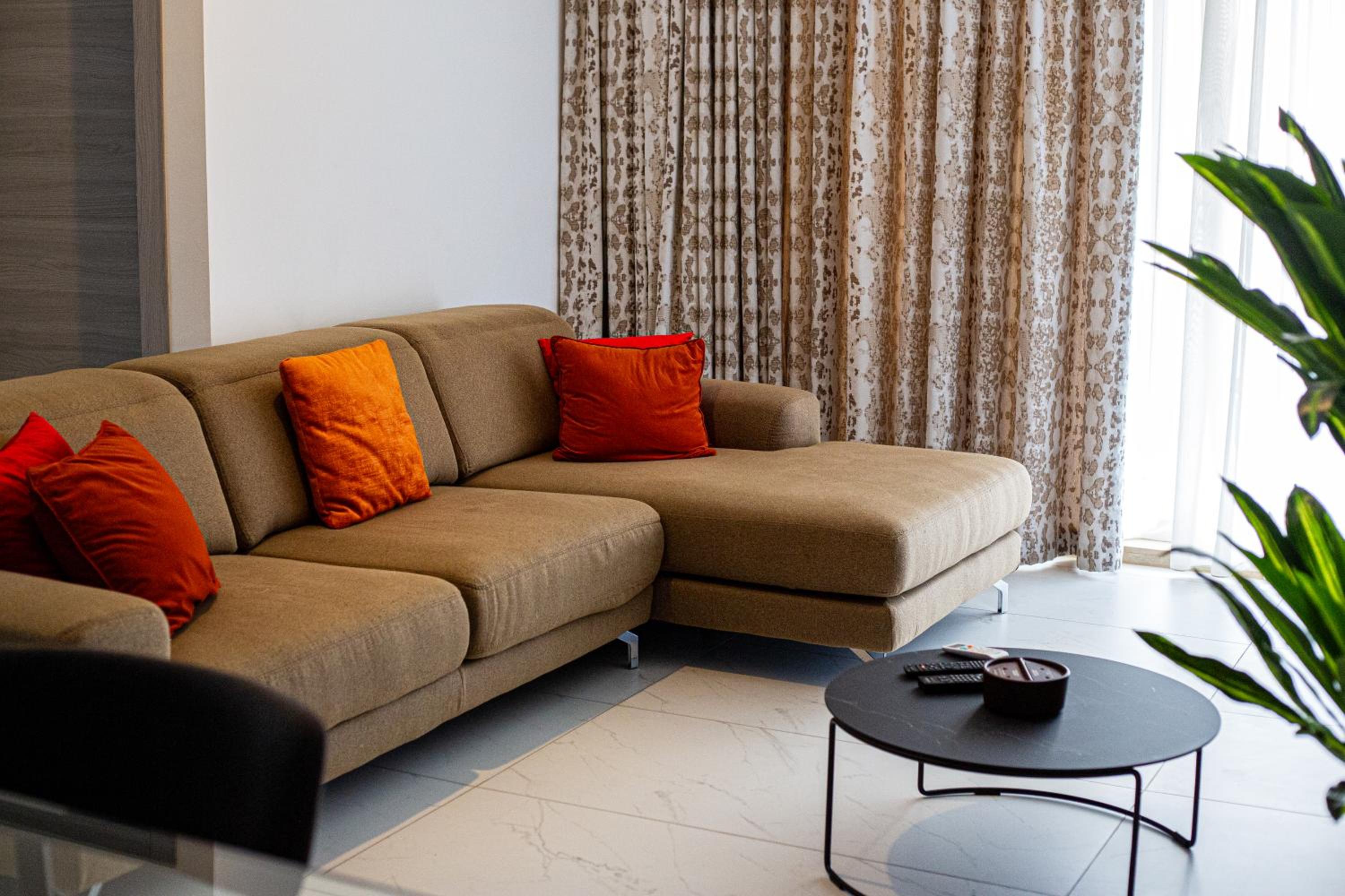 Modern Hennessy Apartment photo 3