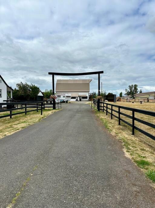 Perfect for families & couples on a farm view 3