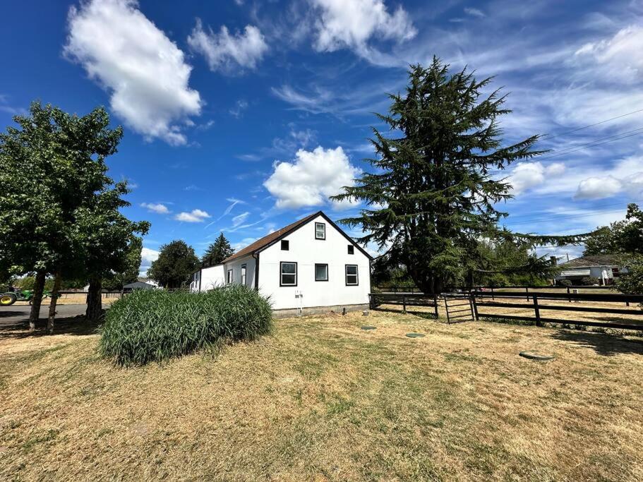 Perfect for families & couples on a farm view 4