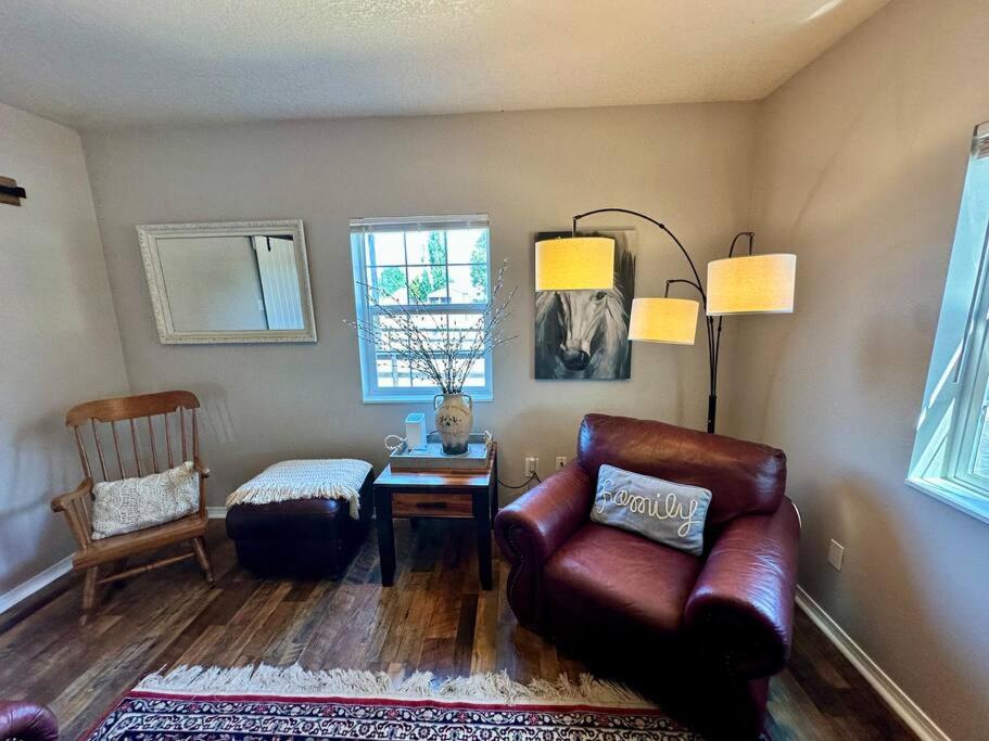 Perfect for families & couples on a farm view 5