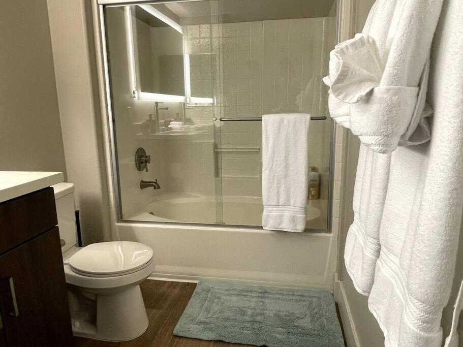 Cozy 2 Bedroom 2 Bathroom Condo with Pool, Gym, Spa
