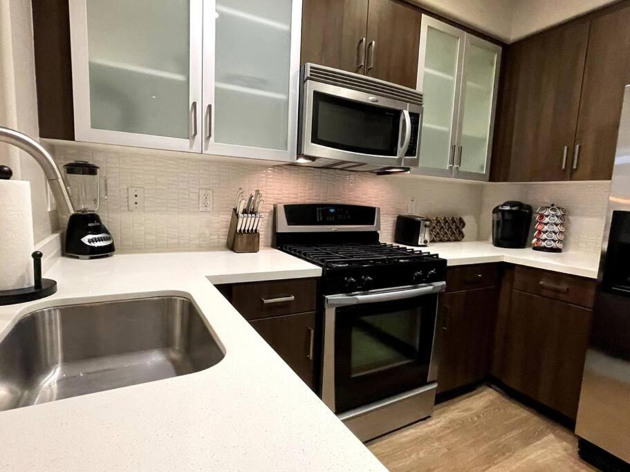 Cozy 2 Bedroom 2 Bathroom Condo with Pool, Gym, Spa