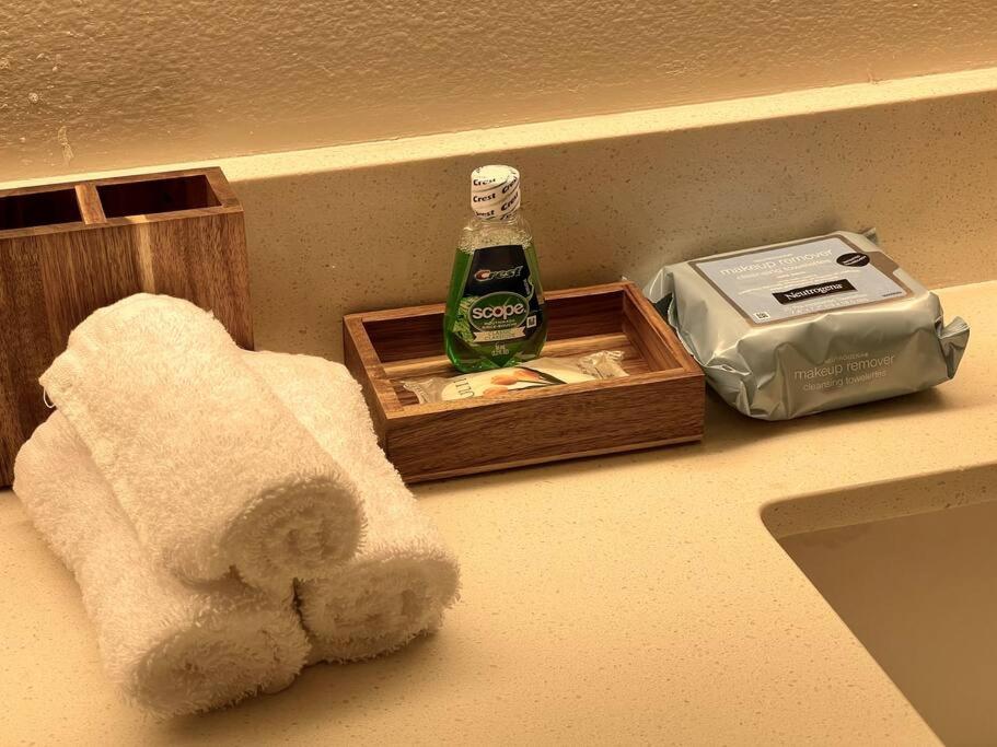 Cozy 2 Bedroom 2 Bathroom Condo with Pool, Gym, Spa