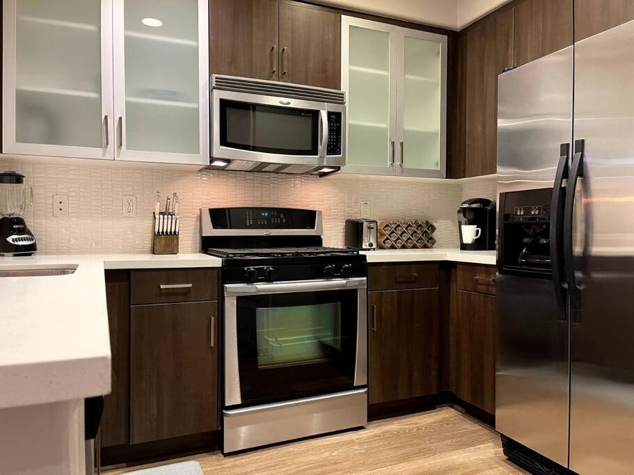 Cozy 2 Bedroom 2 Bathroom Condo with Pool, Gym, Spa