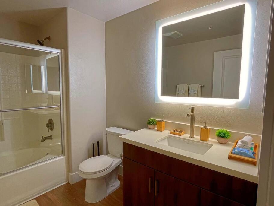 Cozy 2 Bedroom 2 Bathroom Condo with Pool, Gym, Spa