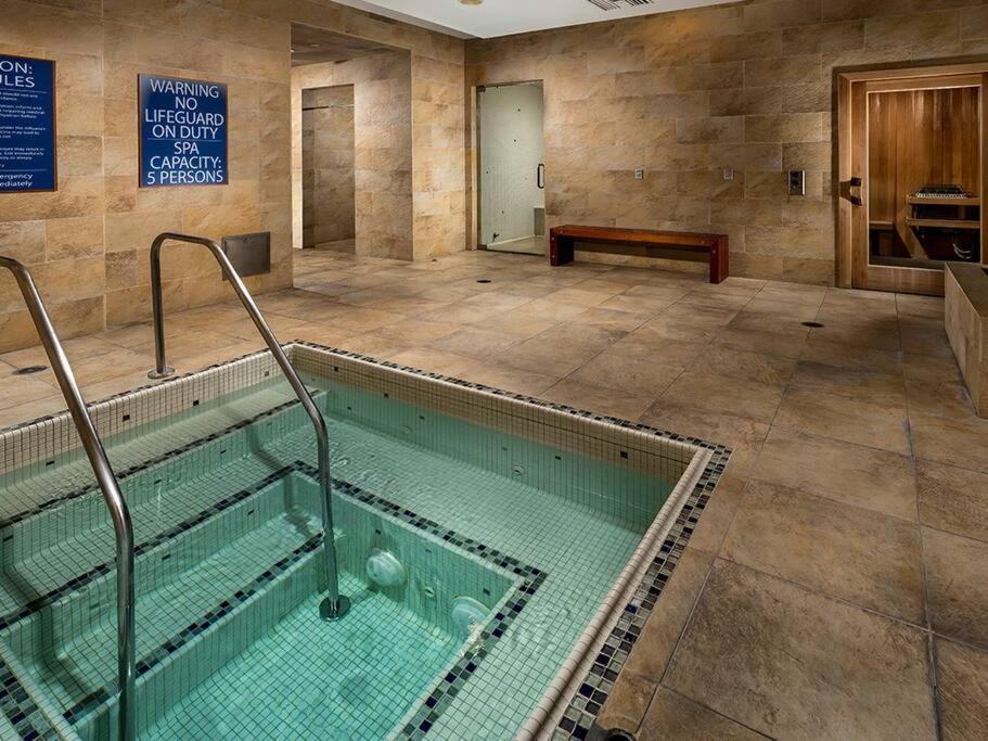 Cozy 2 Bedroom 2 Bathroom Condo with Pool, Gym, Spa