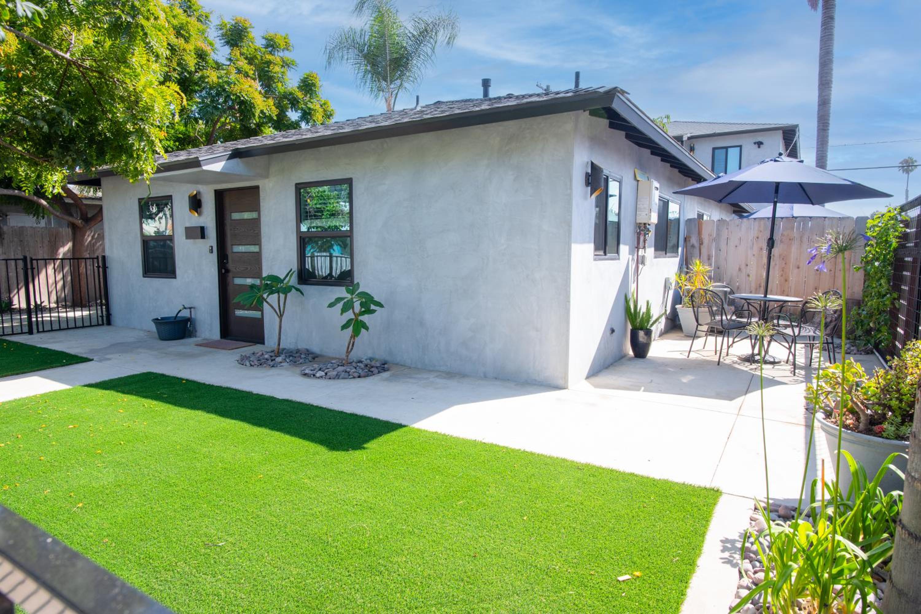 Modern 1 BR Cottage Steps 2Beach view 5