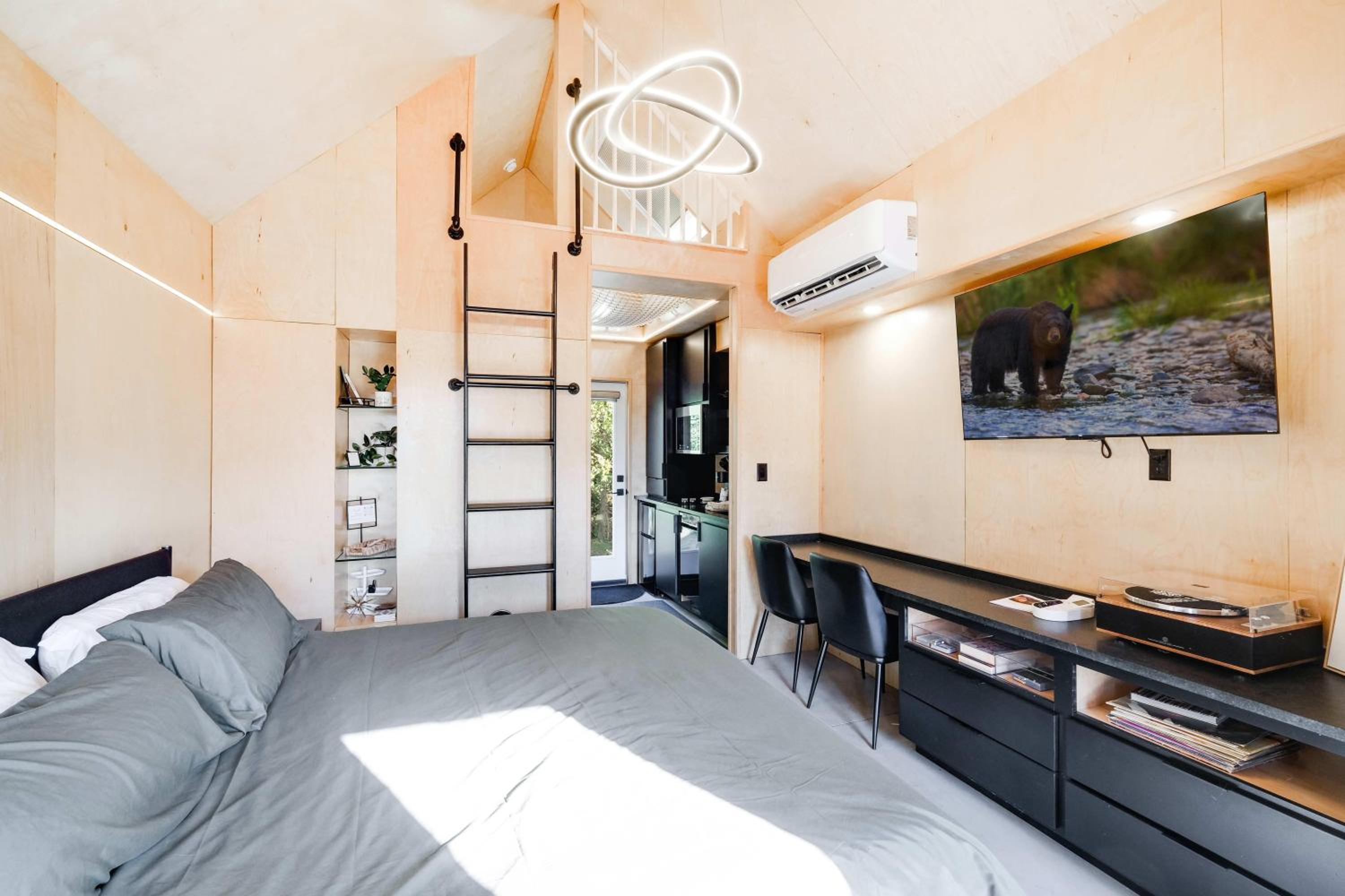Bunkies-The Commissioner view 4