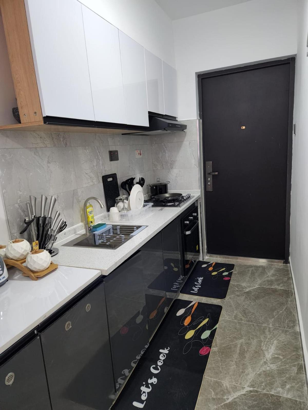 Modern 1 Bedroom in kilimani, Nairobi view 3