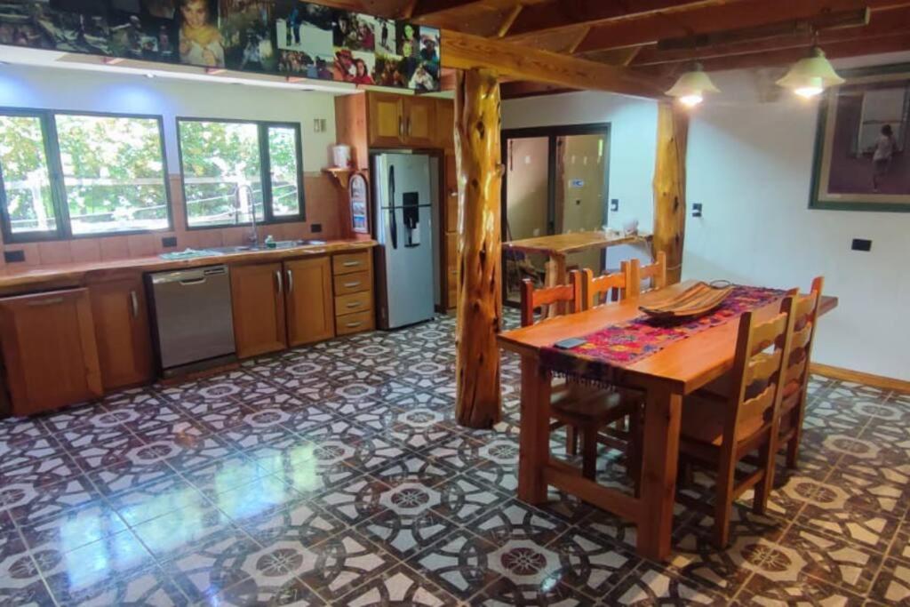 Casona cordillerana con patio, parrillas, chimenea