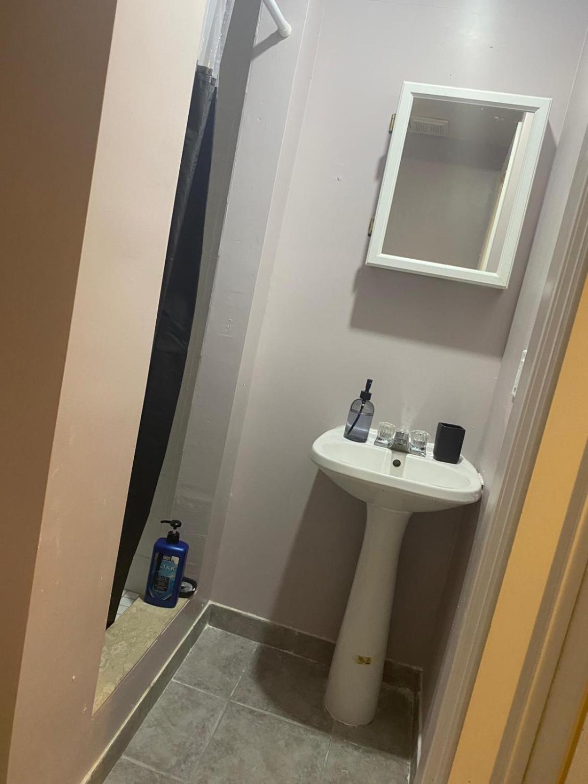 The Romantic Shell- Ideal for Couples, Short-Long stay-Next to Toronto Airport
