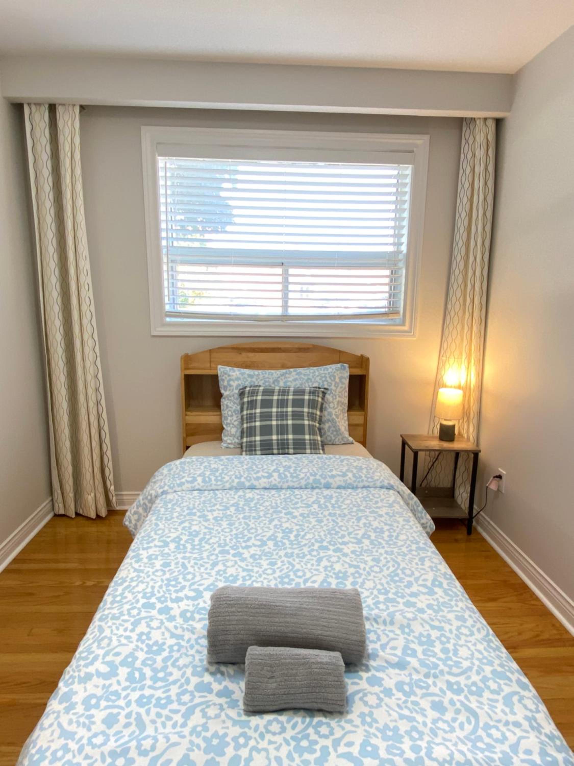 Sunny House - Main Floor, Free parking, in Toronto
