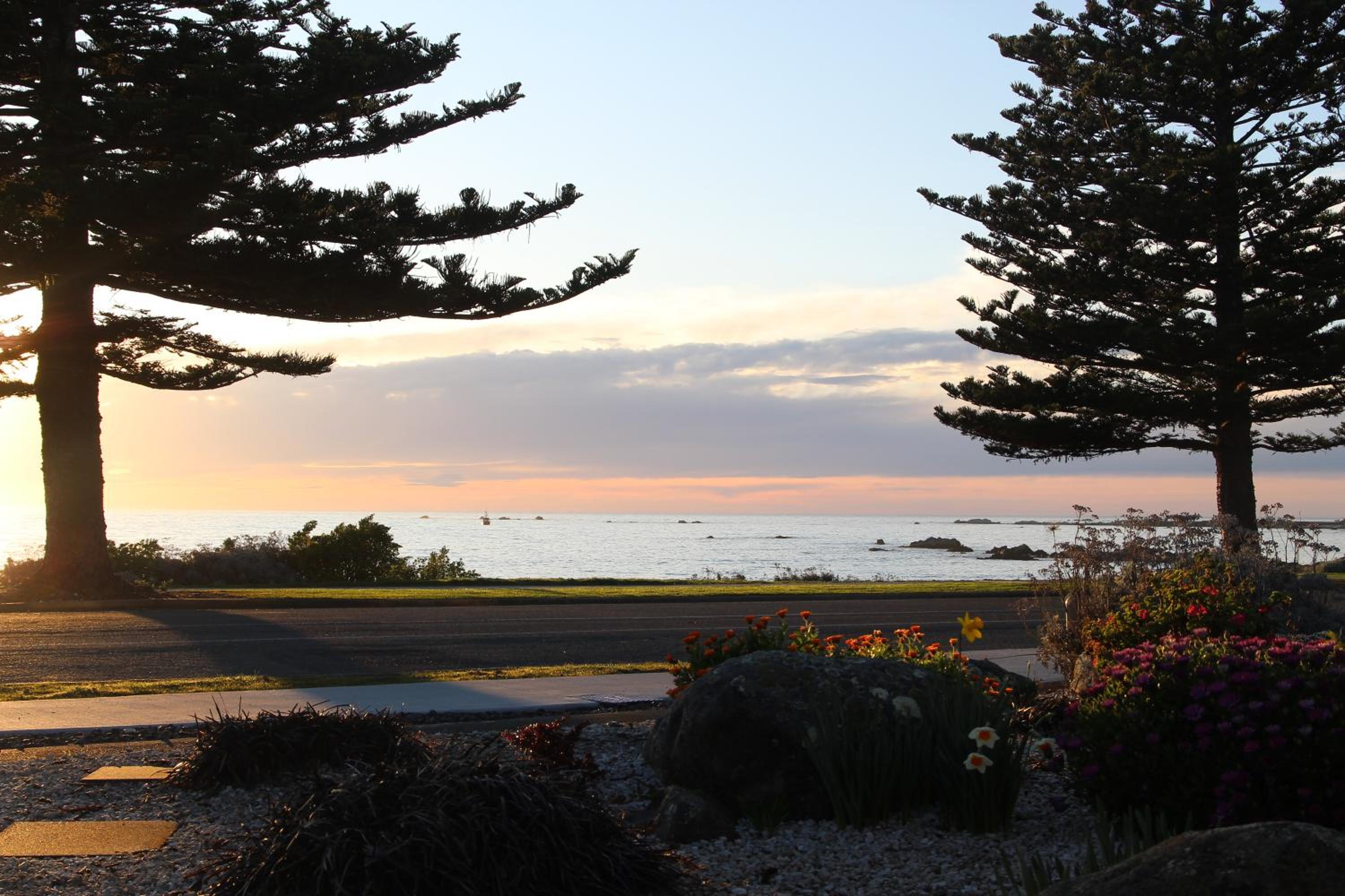 Sierra Beachfront Motel