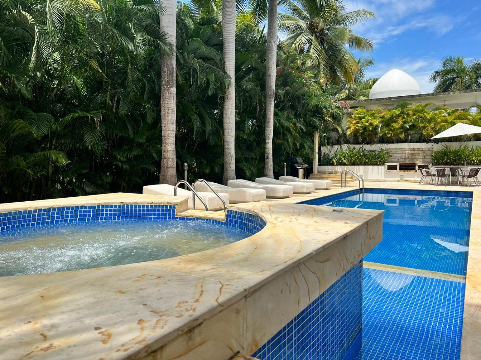 Casa con piscina en condominio Campestre el Peñon