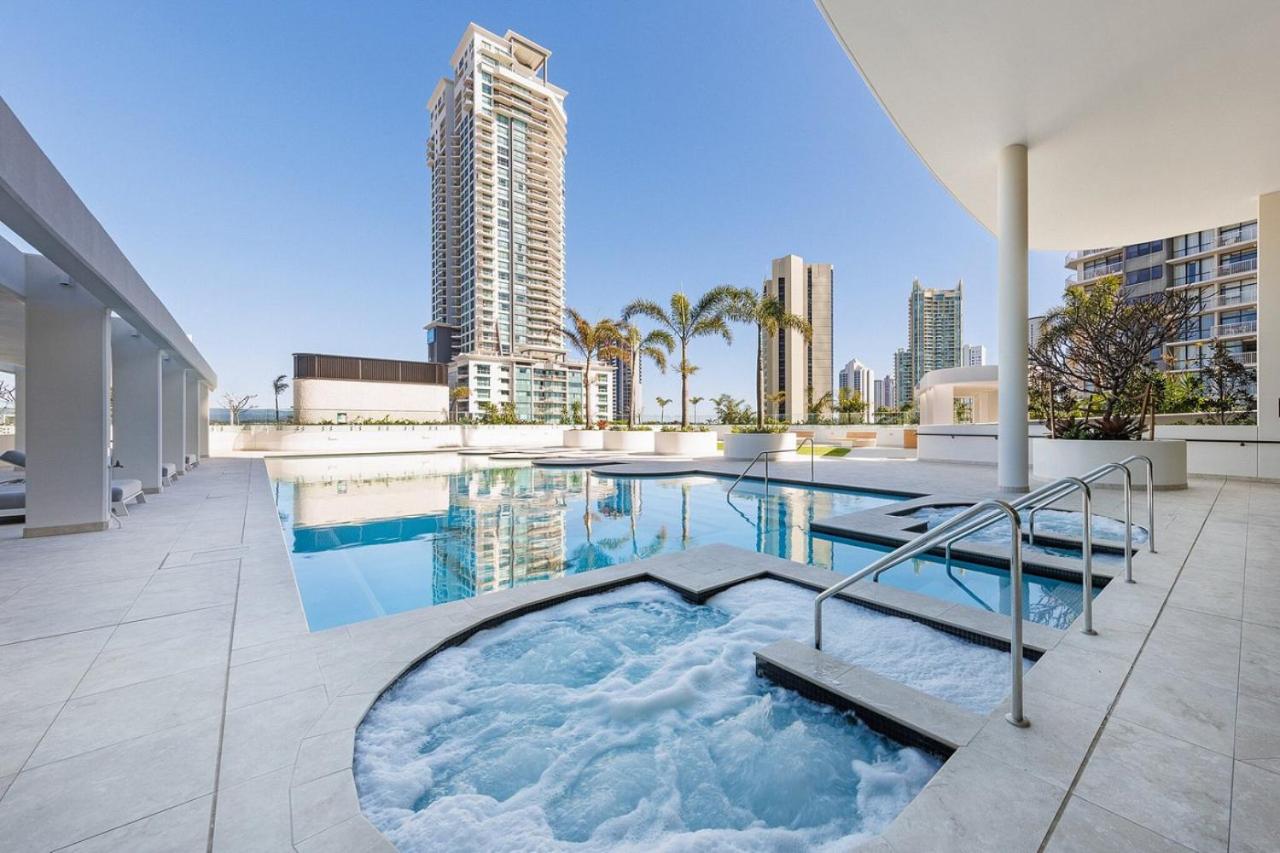 New Beachfront Sky Suite Surfers