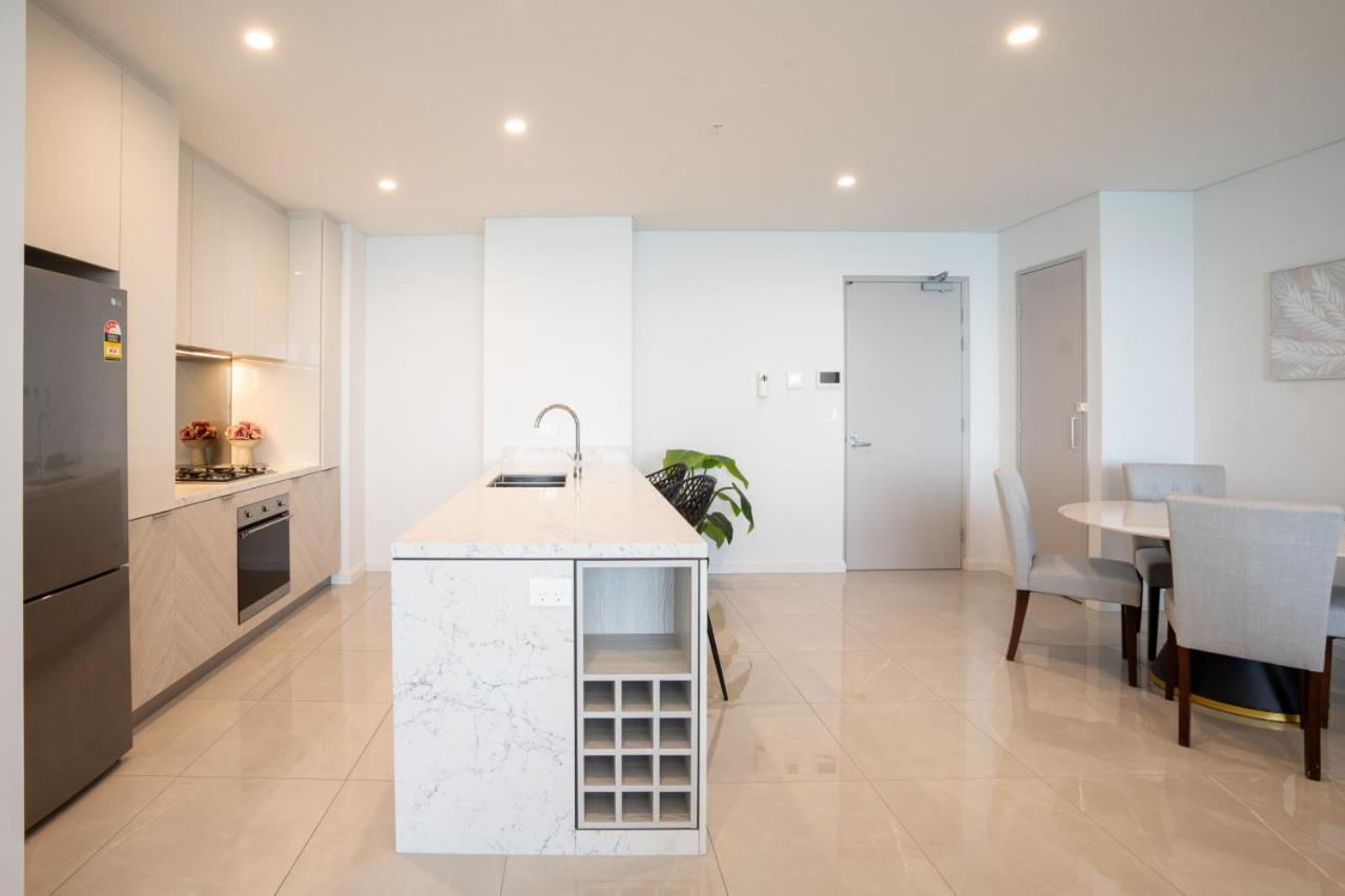 New Beachfront Sky Suite Surfers