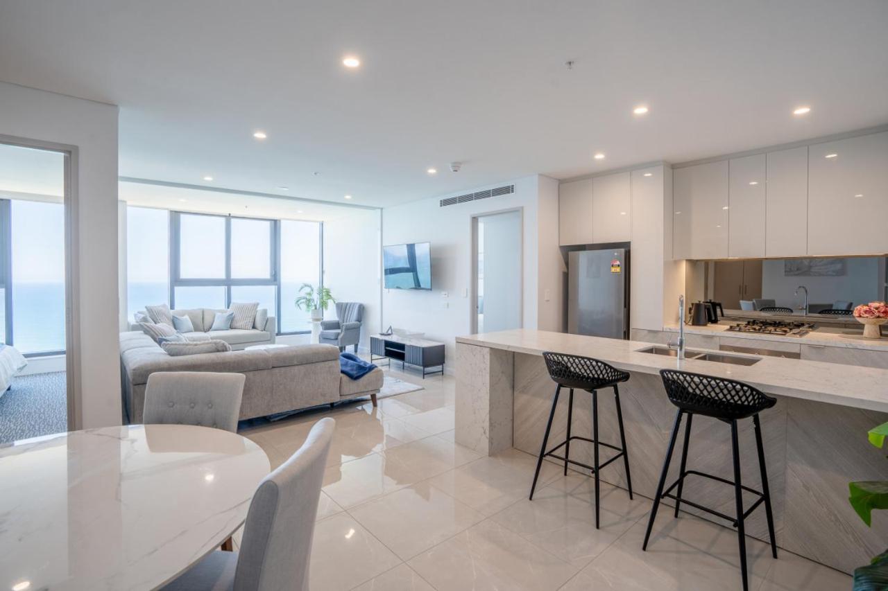 New Beachfront Sky Suite Surfers