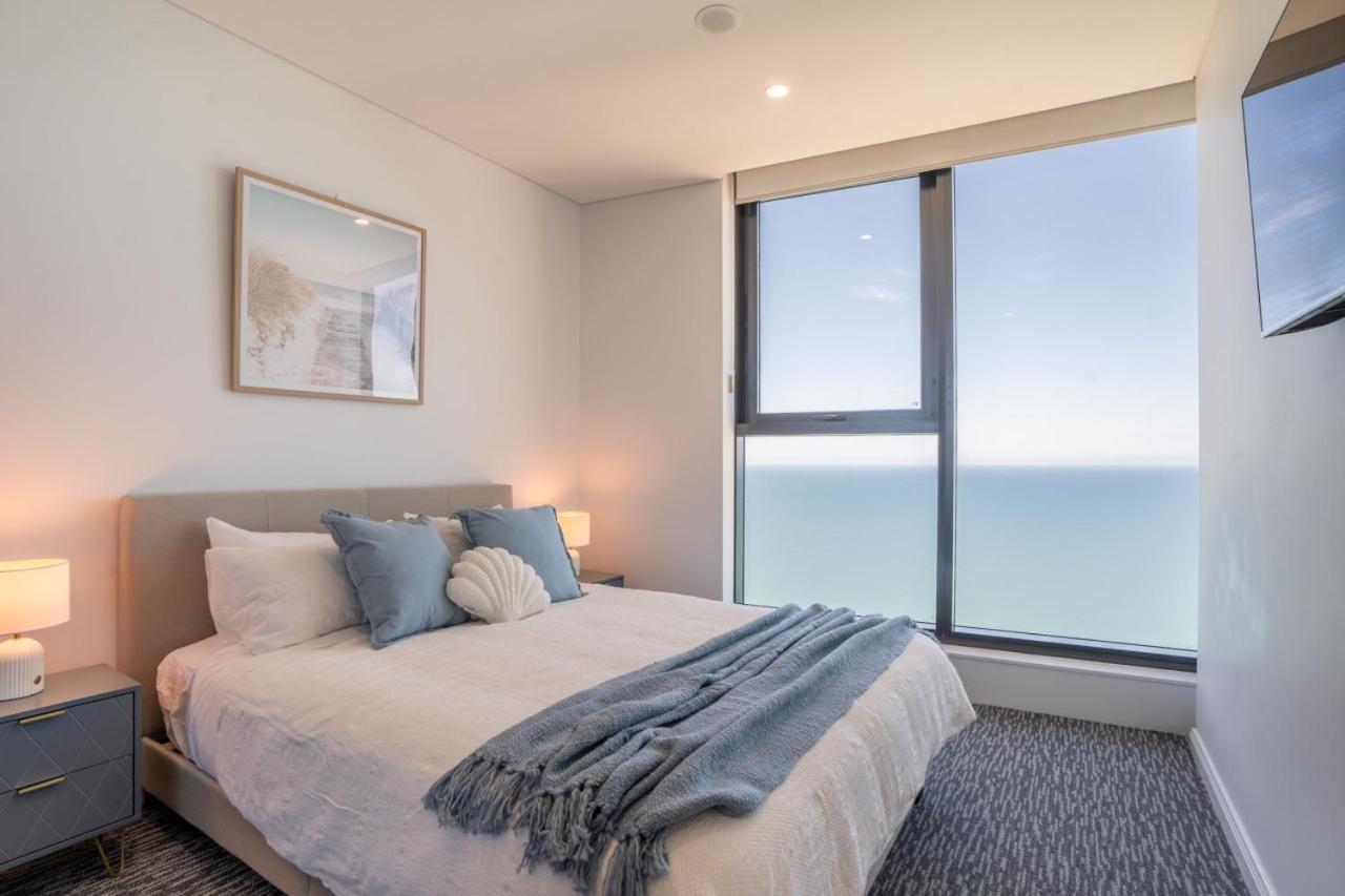New Beachfront Sky Suite Surfers
