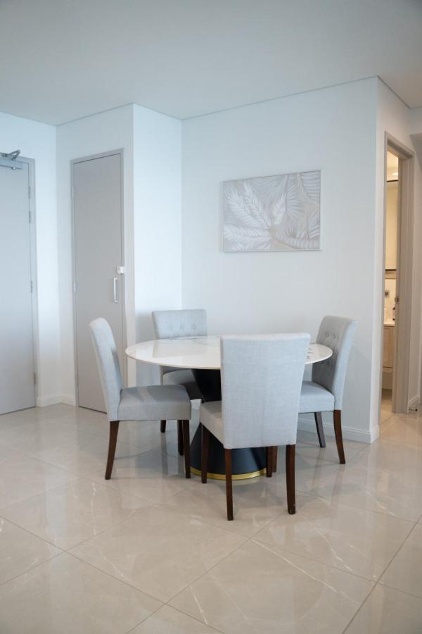 New Beachfront Sky Suite Surfers