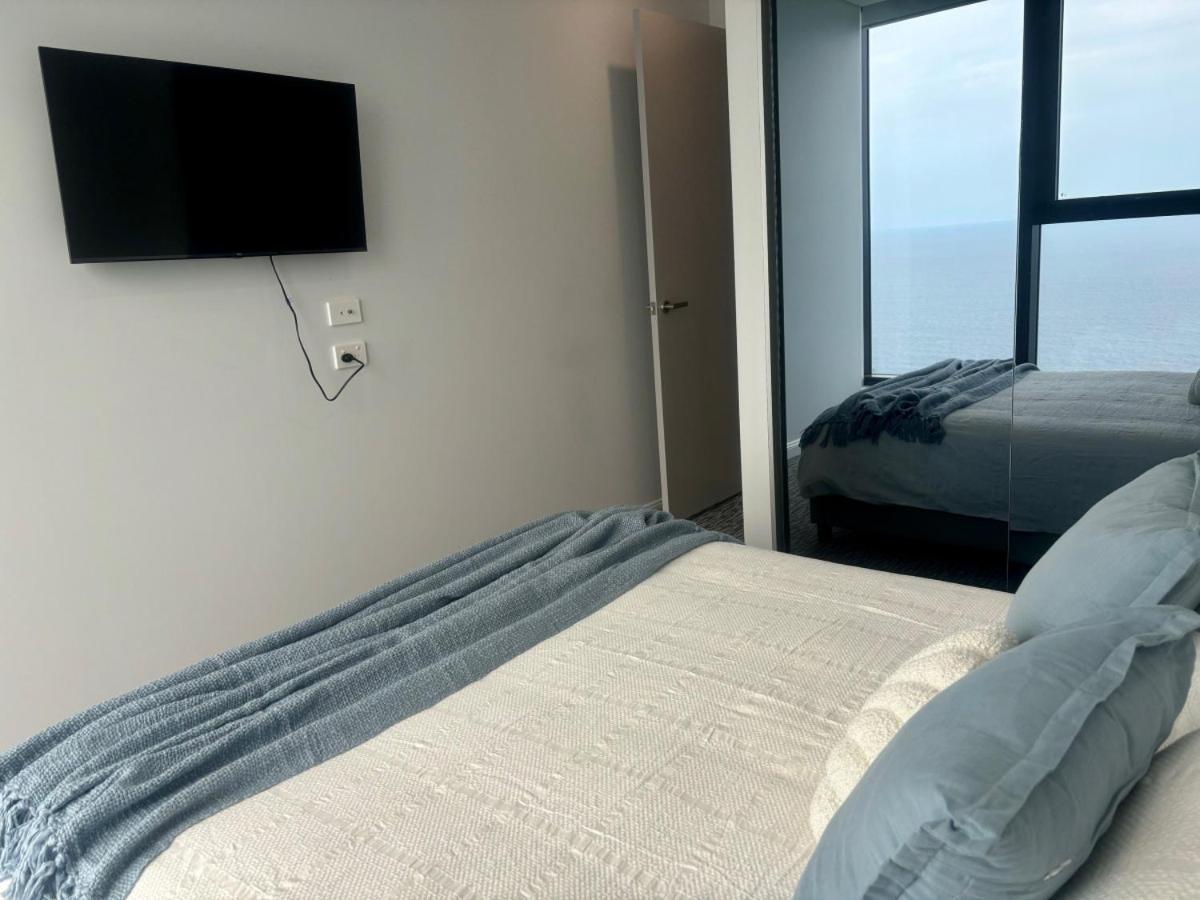 New Beachfront Sky Suite Surfers