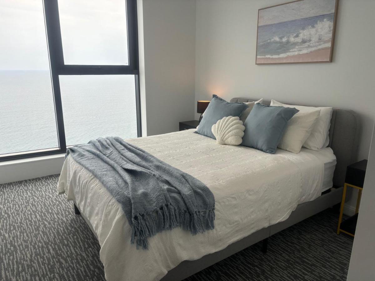 New Beachfront Sky Suite Surfers