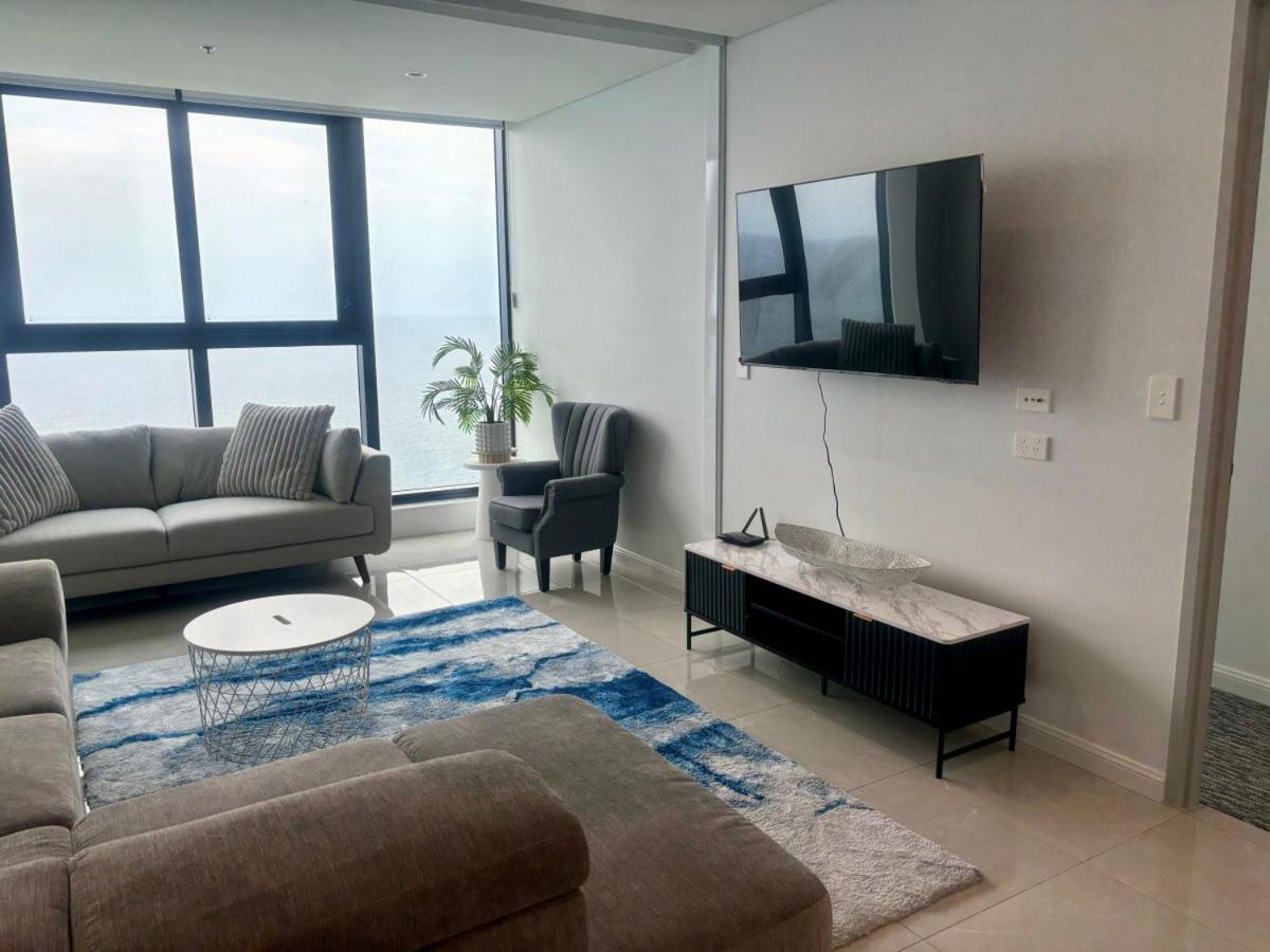 New Beachfront Sky Suite Surfers