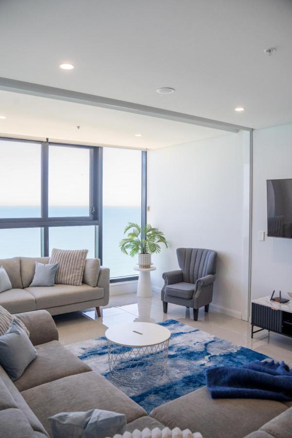 New Beachfront Sky Suite Surfers