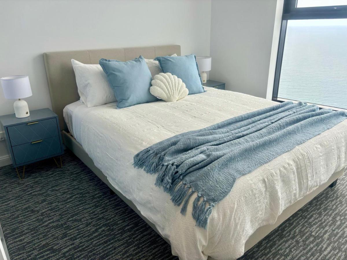 New Beachfront Sky Suite Surfers