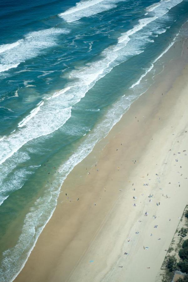 New Beachfront Sky Suite Surfers