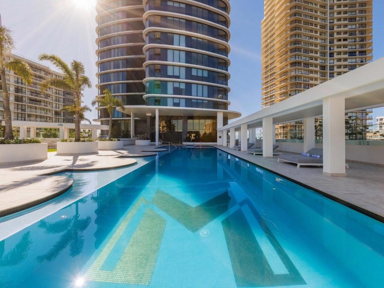 New Beachfront Sky Suite Surfers