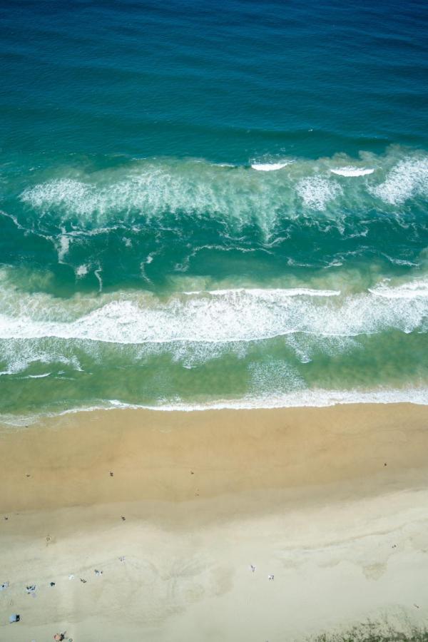 New Beachfront Sky Suite Surfers