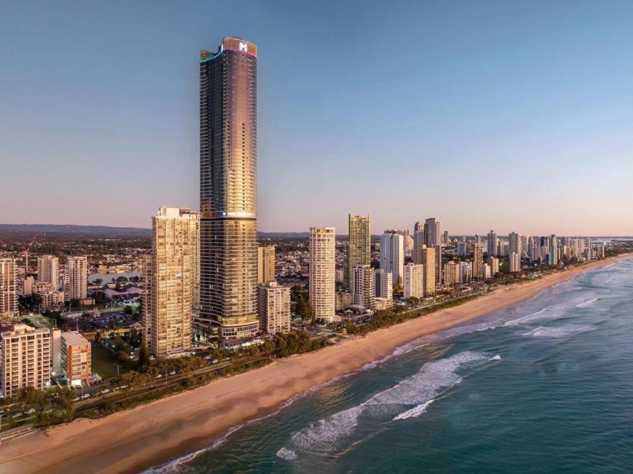 New Beachfront Sky Suite Surfers