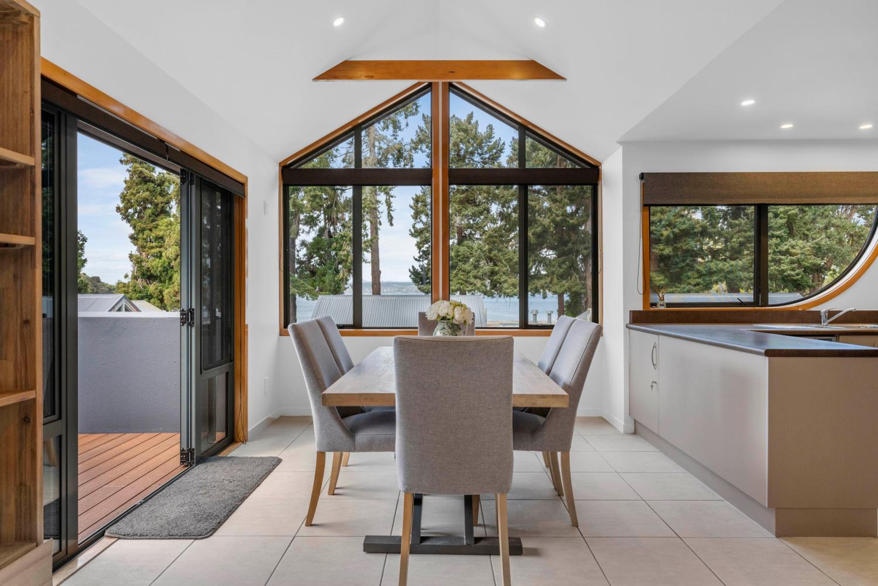 Ridgeview Retreat - Taupo Holiday Home