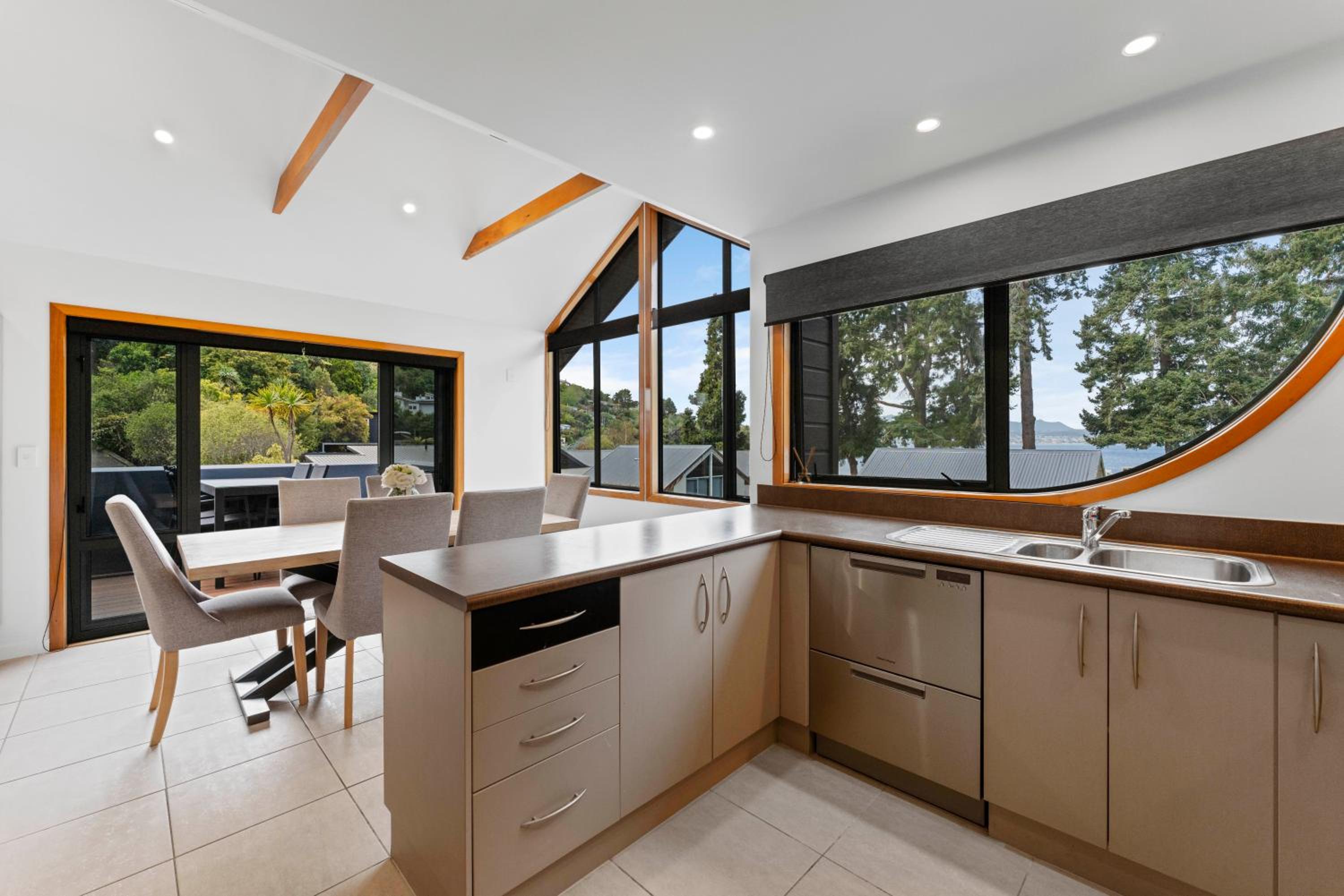 Ridgeview Retreat - Taupo Holiday Home
