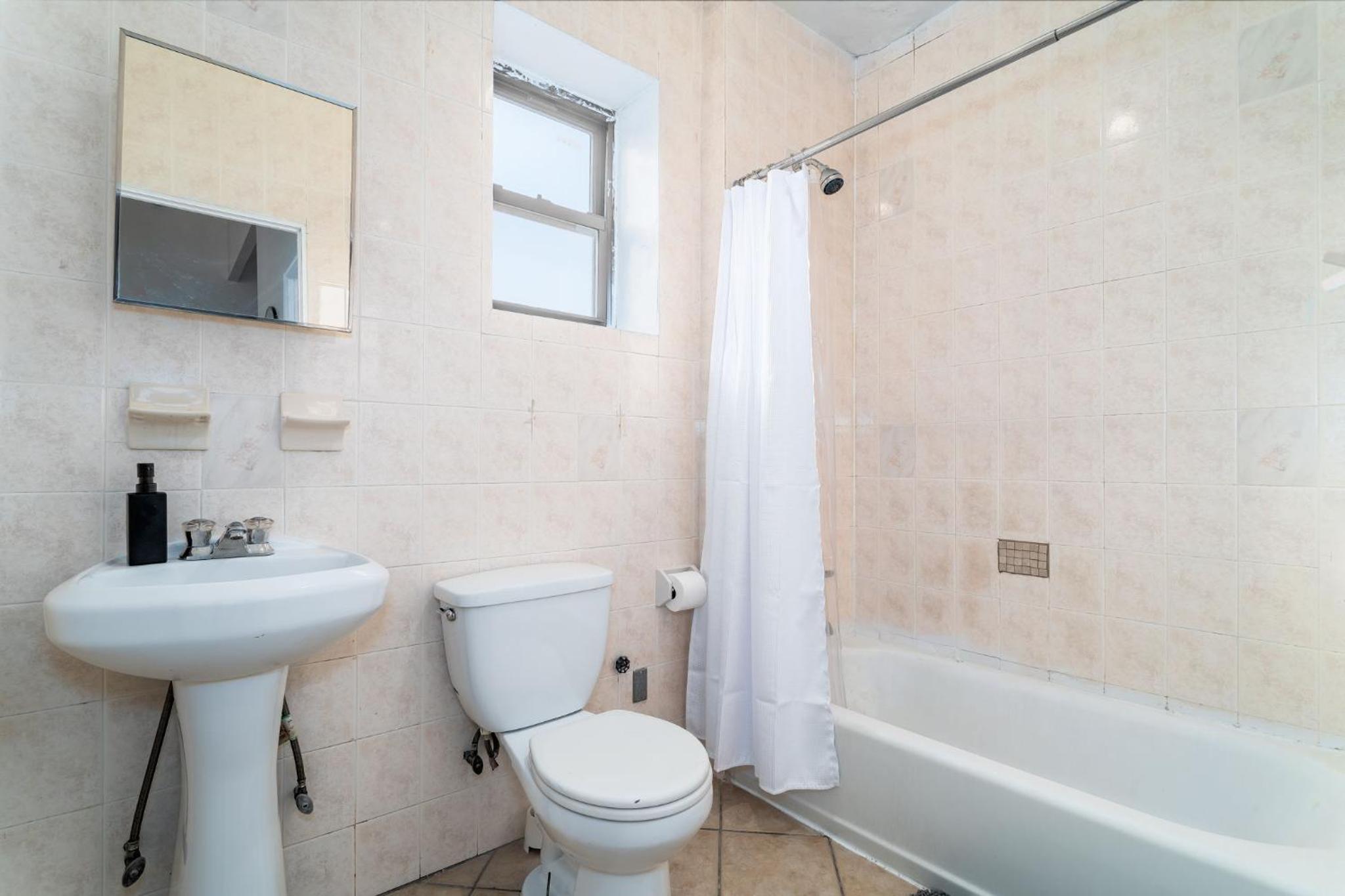 Cozy 3BR 2BA Apt in East Harlem!