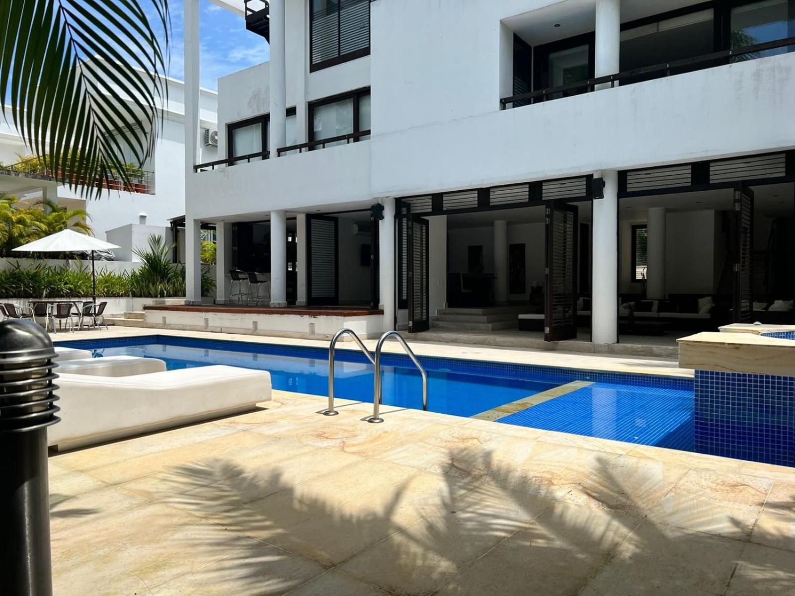 Casa con piscina en condominio Campestre el Peñon