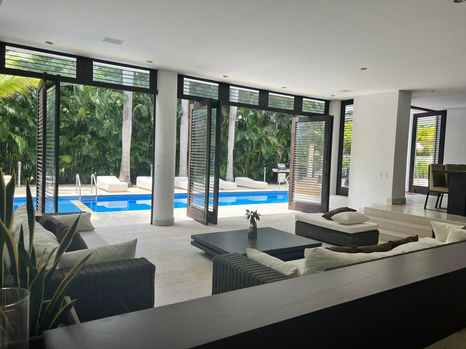 Casa con piscina en condominio Campestre el Peñon