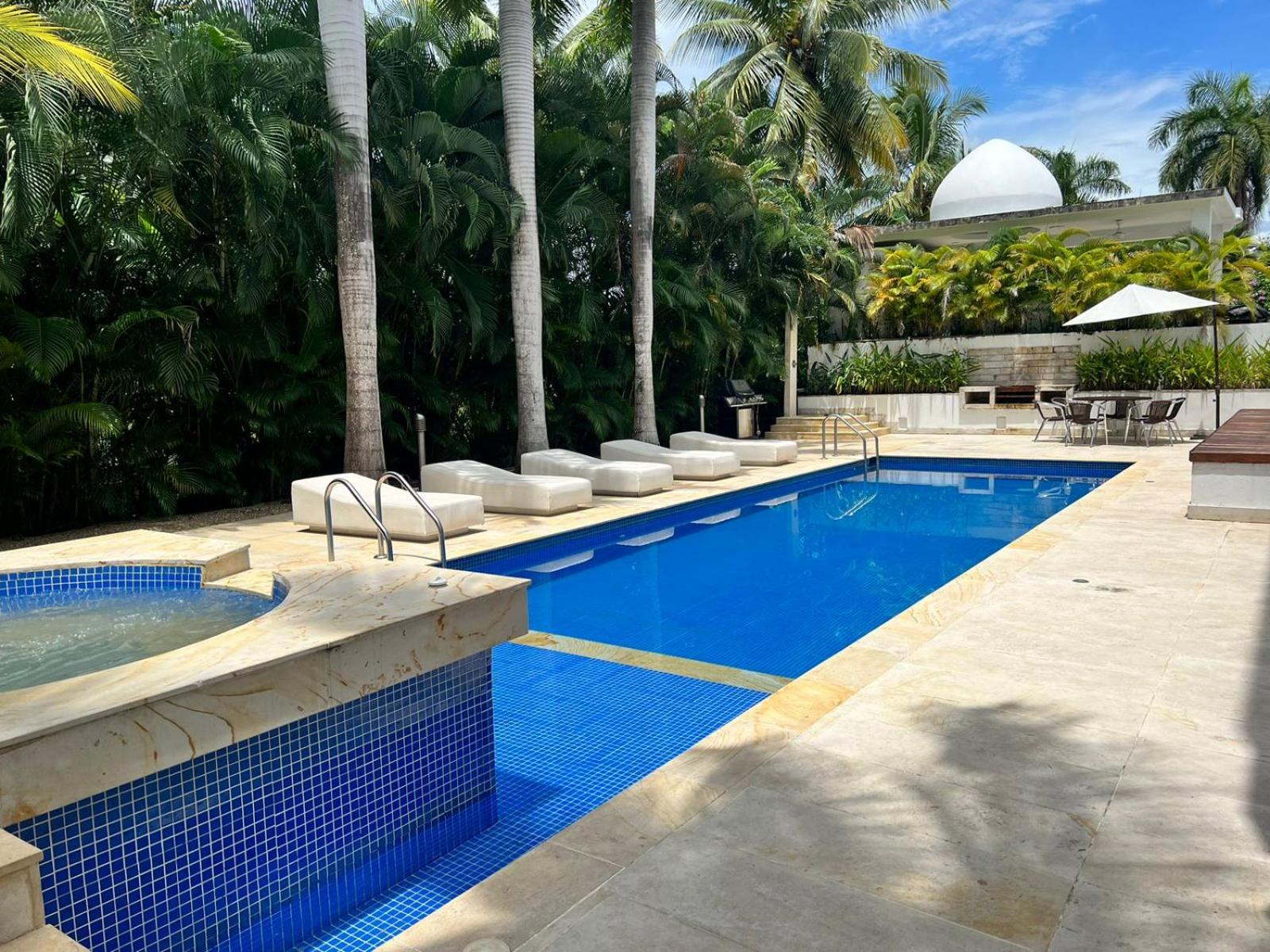 Casa con piscina en condominio Campestre el Peñon