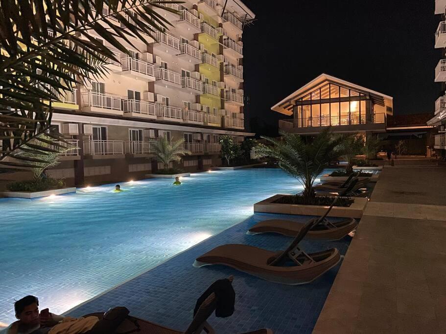 309B Condotel Near Airport &Mall,Pool,Gym,Netflix view 3