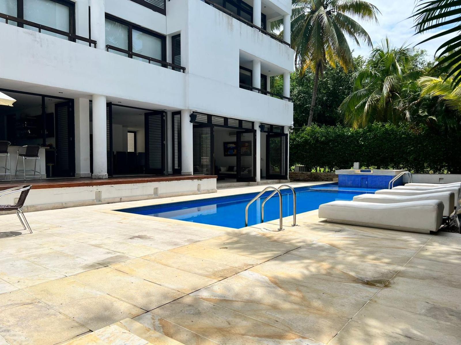 Casa con piscina en condominio Campestre el Peñon